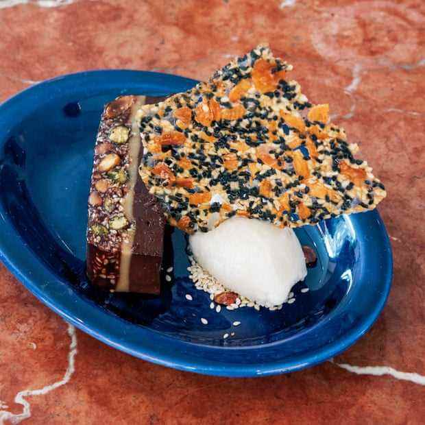 Der „beeindruckende“ Schokoladen-Terrazzo-Kuchen von Honey & Co mit einer Marzipan-Eiscreme, „über die wir tagelang gesprochen haben“.