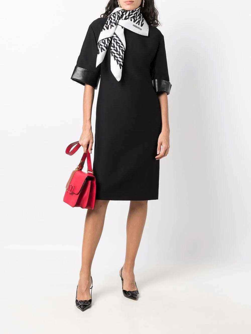 Schwarzes, knielanges Kleid von Valentino, getragen vom Model.