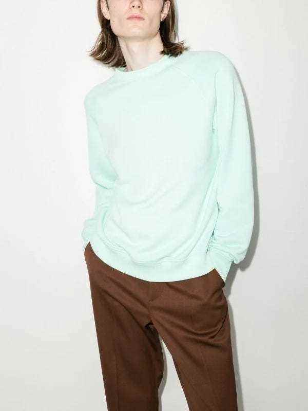 Pastellfarbener Pullover von Tom Ford, getragen vom Model.
