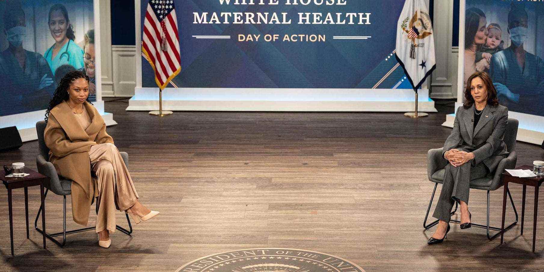Allyson Felix sitzt während des Aktionstages für Müttergesundheit im Weißen Haus in Washington, DC ganz links von Vizepräsidentin Kamala Harris.