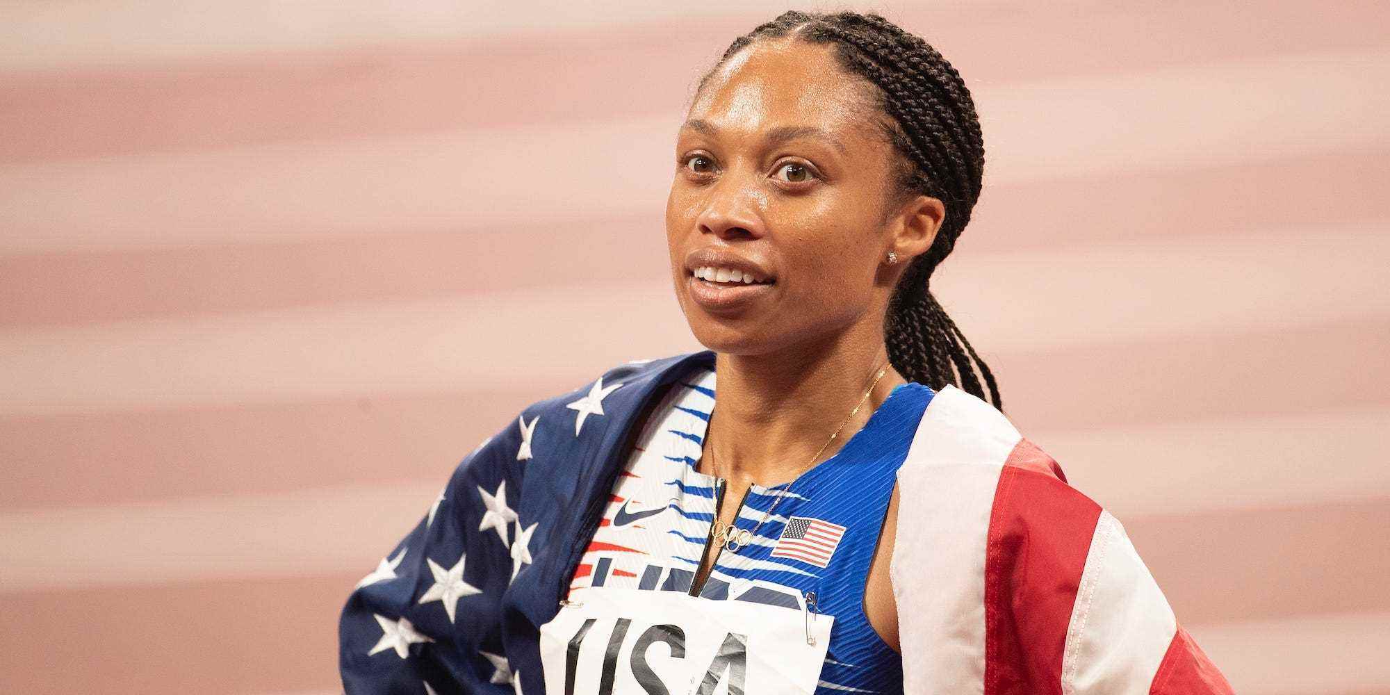 Allyson Felix trägt bei den Olympischen Spielen in Tokio die amerikanische Flagge um die Schultern.