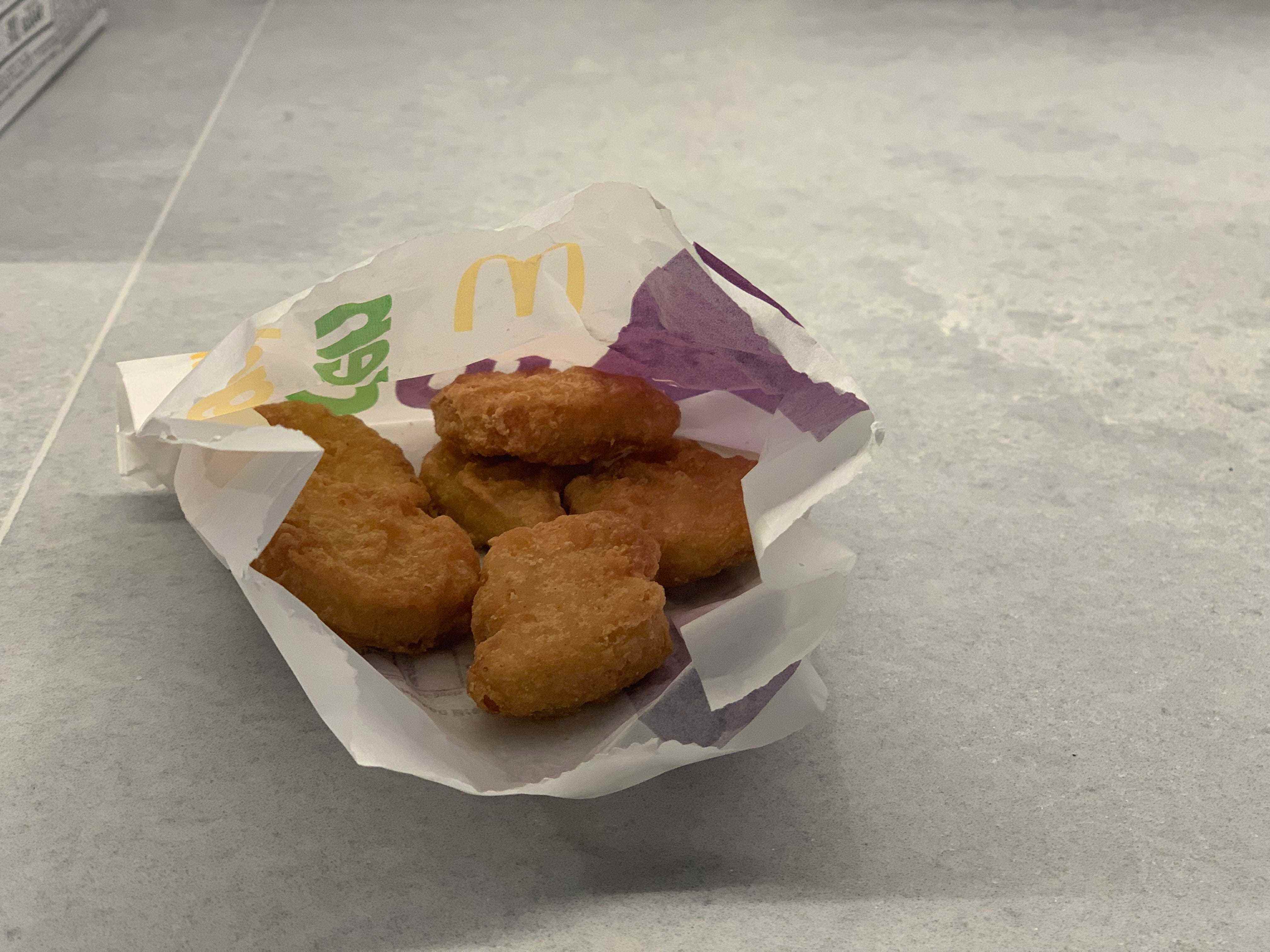 Sechs McNuggets bestellt bei McDonald's in London, UK.