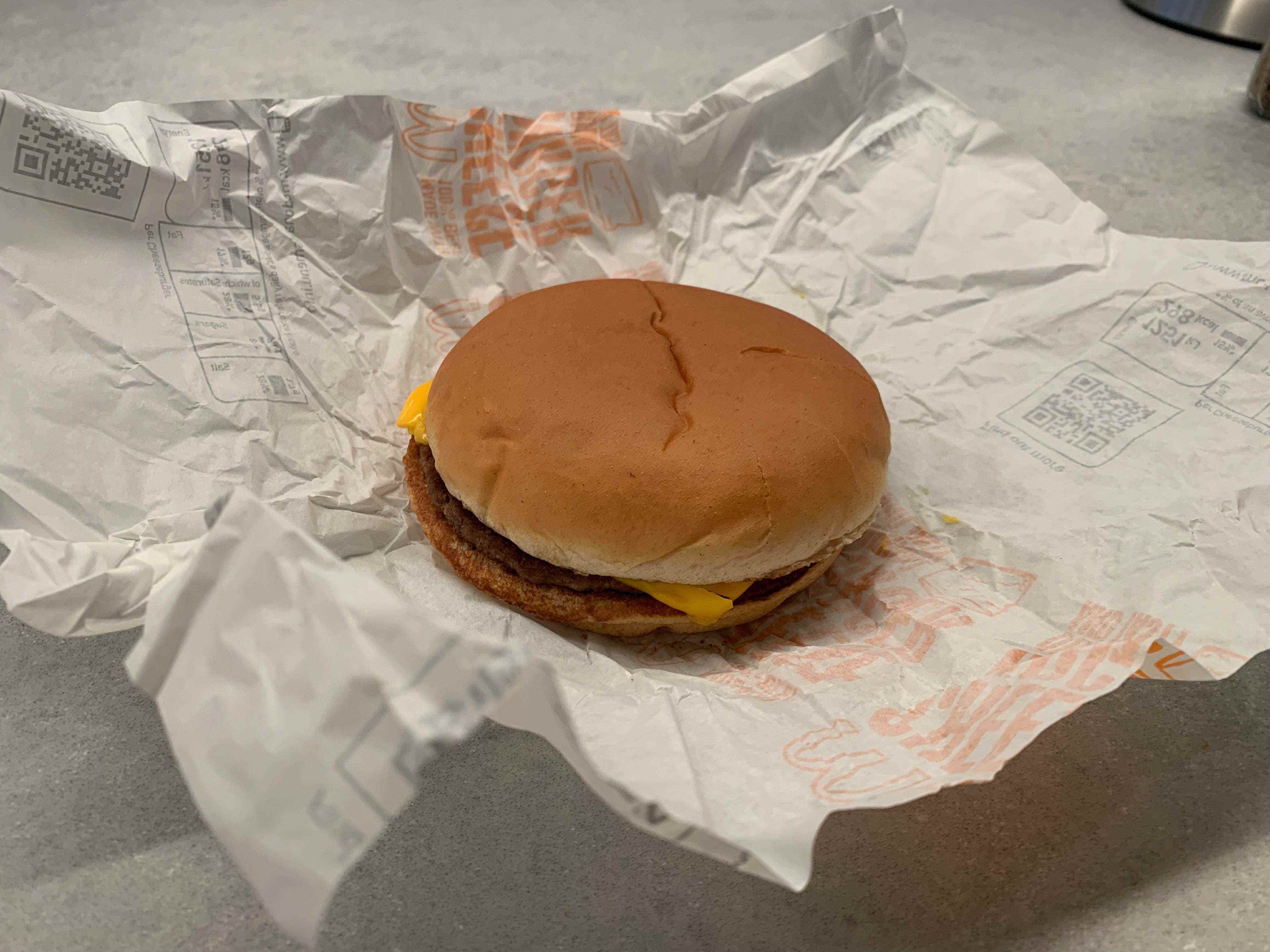 Ein Cheeseburger, bestellt bei McDonald's in London, UK.
