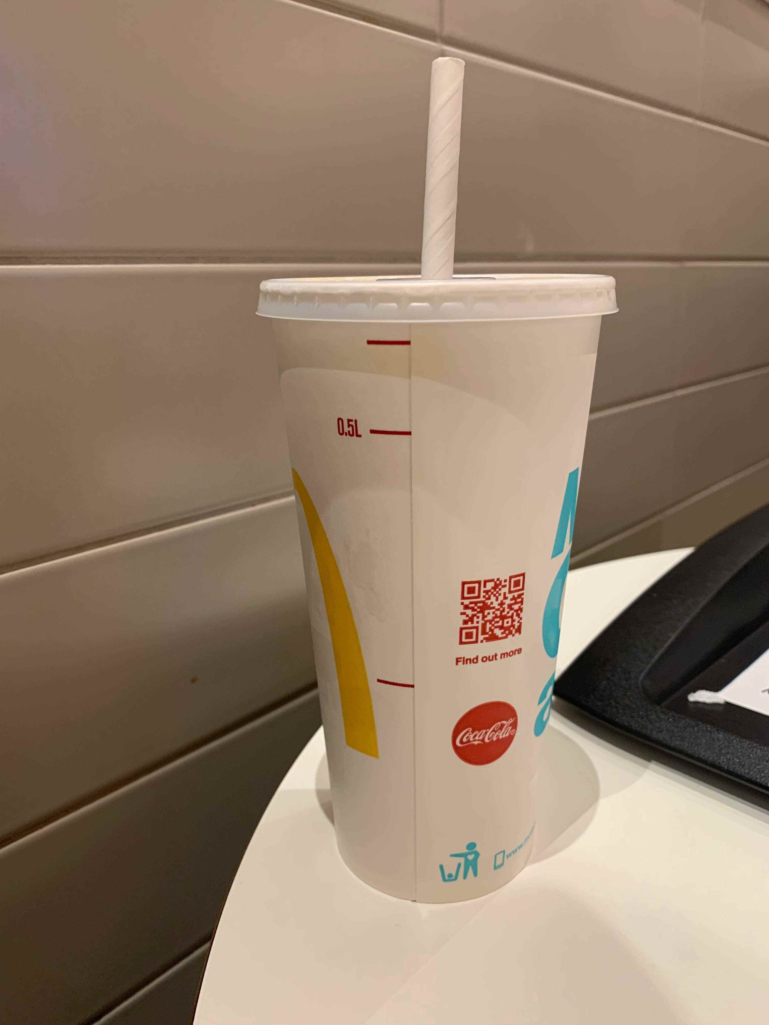 Ein großes Getränk, das in einem McDonald's-Restaurant in London, Großbritannien, bestellt wurde.