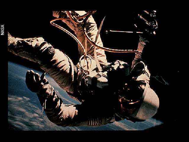 Dieses Bild eines Astronauten im Weltraum wurde in die Goldene Schallplatte aufgenommen.