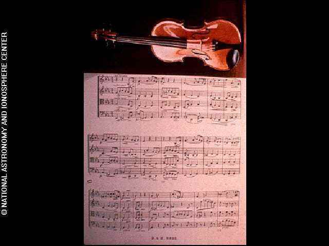 Ein Foto einer Partitur mit einer Geige war auf der Platte enthalten.