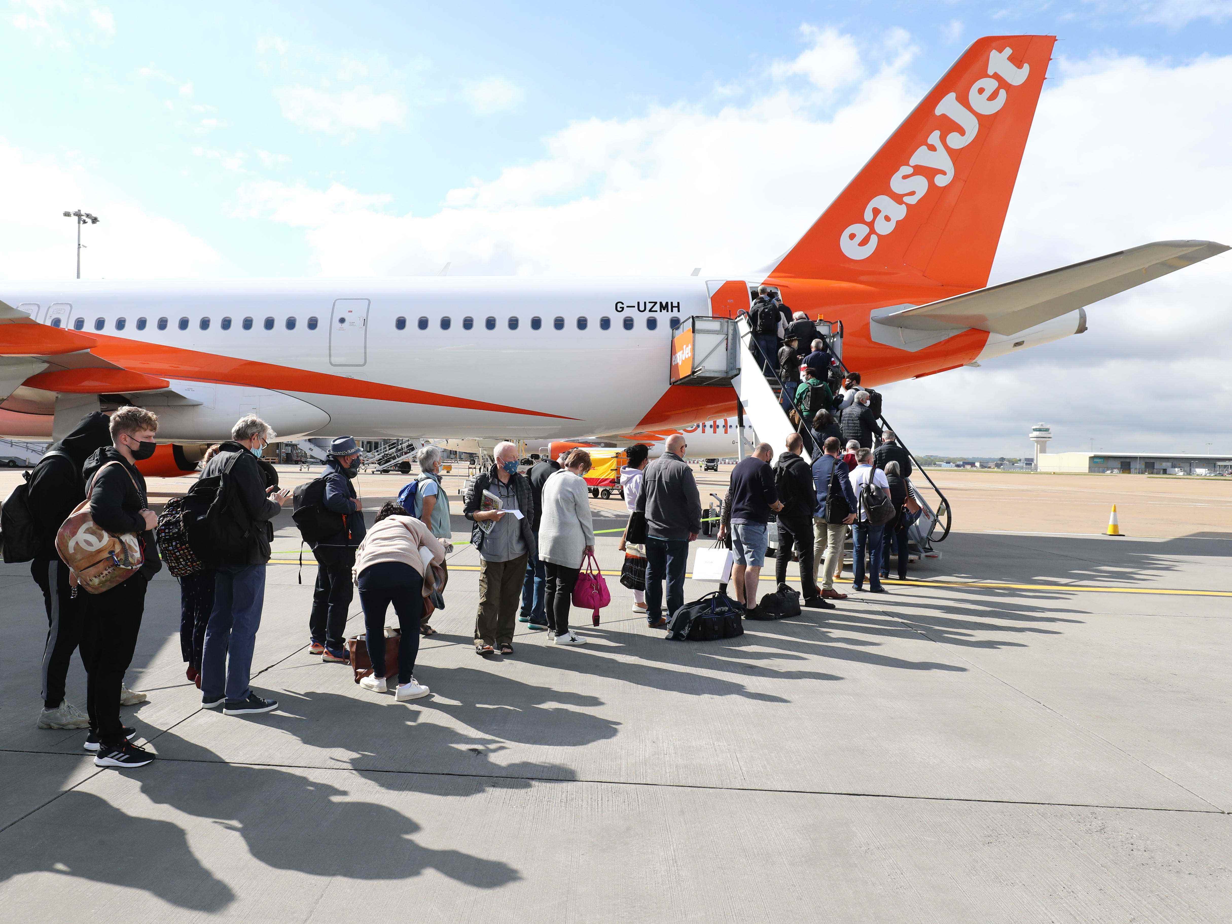 Menschen steigen am Flughafen Gatwick in einen EasyJet-Flug ein