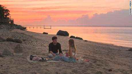 Ilan Luttway (links) wird mit einer Liebesbeziehung in einer Szene aus „Forever Summer: Hamptons“ gezeigt. 
