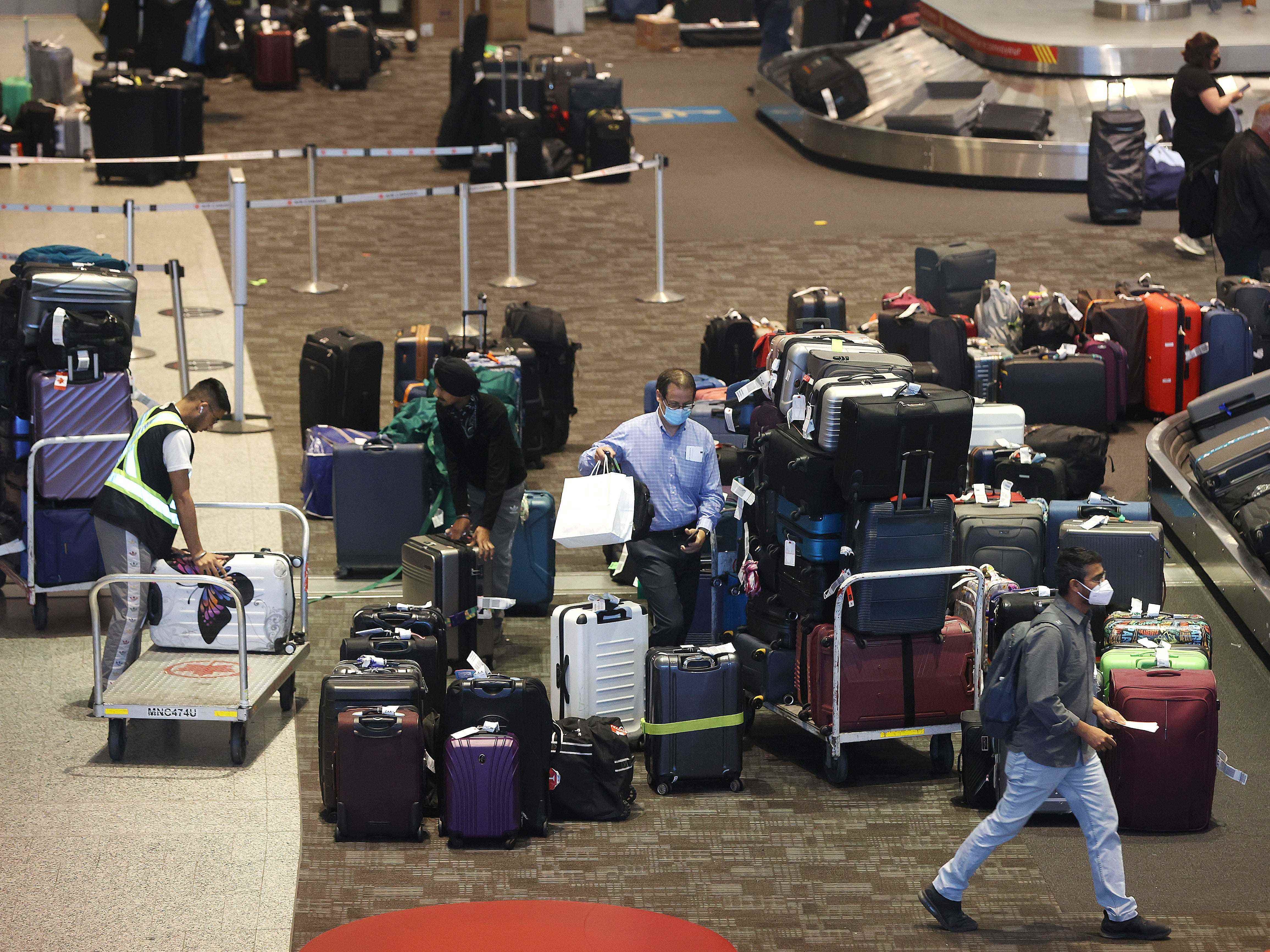 Am 10. Juni 2022 beginnt sich das Gepäck am Pearson International Airport zu stapeln.