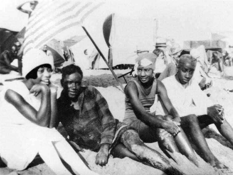 Gruppe von Strandbesuchern im getrennten Abschnitt des Strandes von Santa Monica, bekannt als Ink Well, 1926