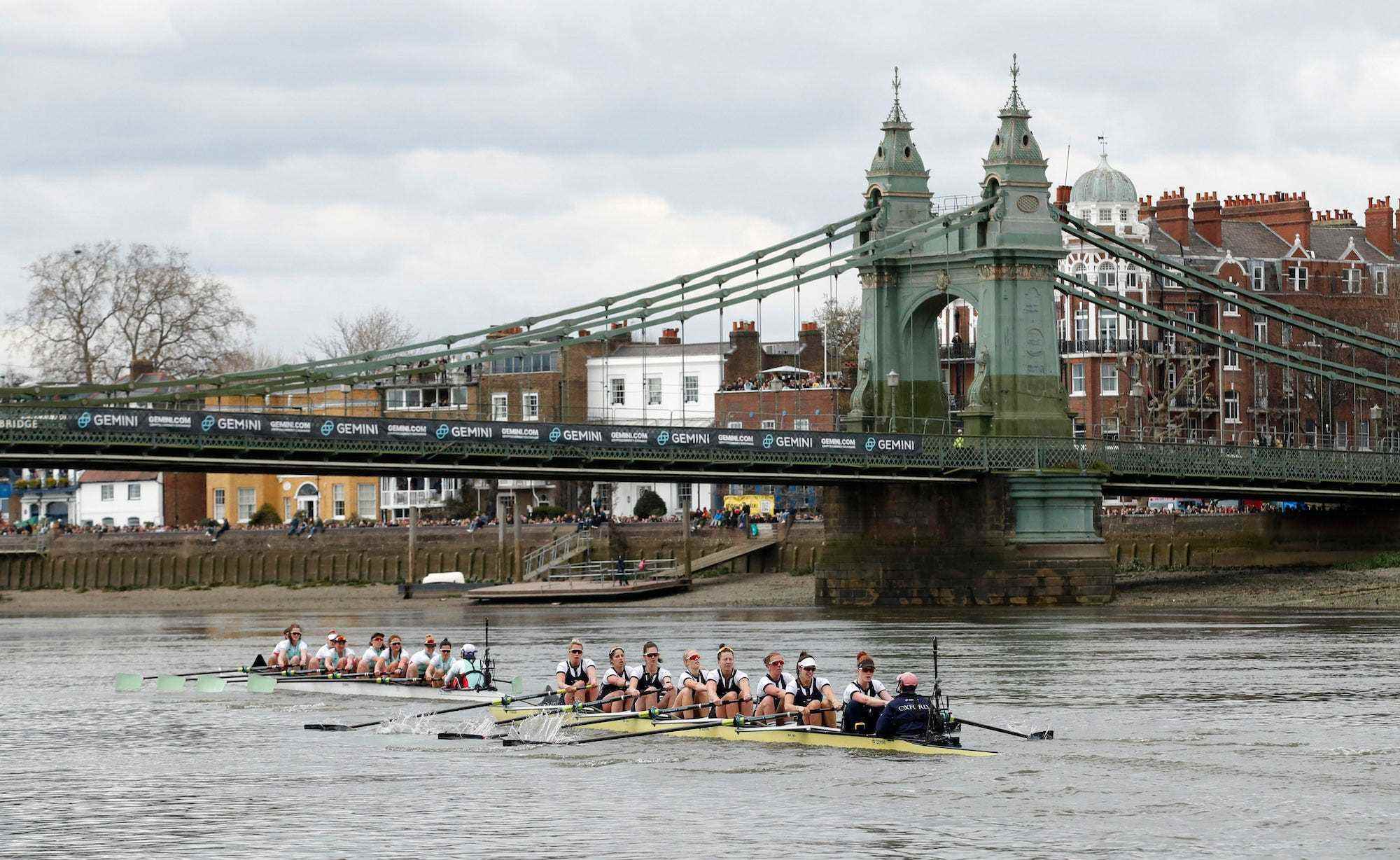 Unter der Hammersmith Bridge verläuft ein Bootsrennen