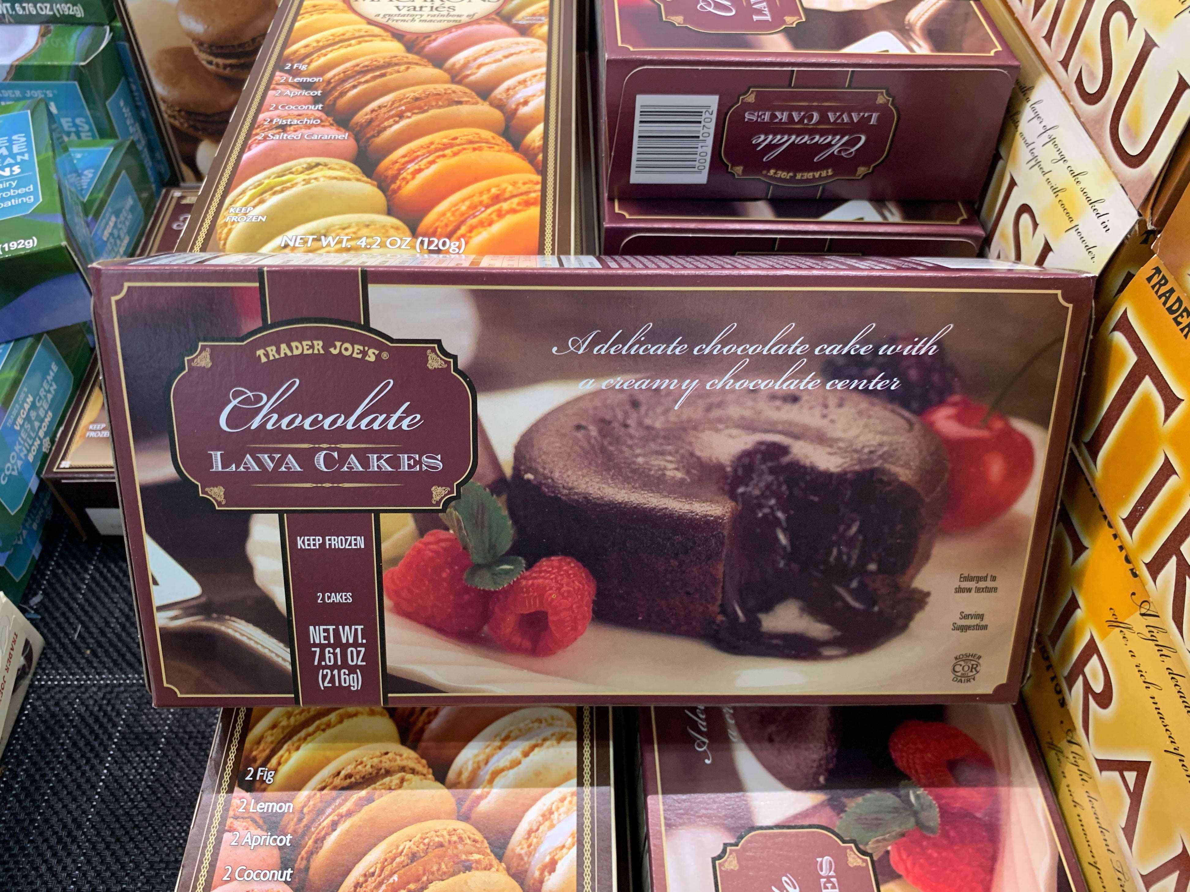 Braune Schachtel mit Schokoladen-Lava-Kuchen von Trader Joe