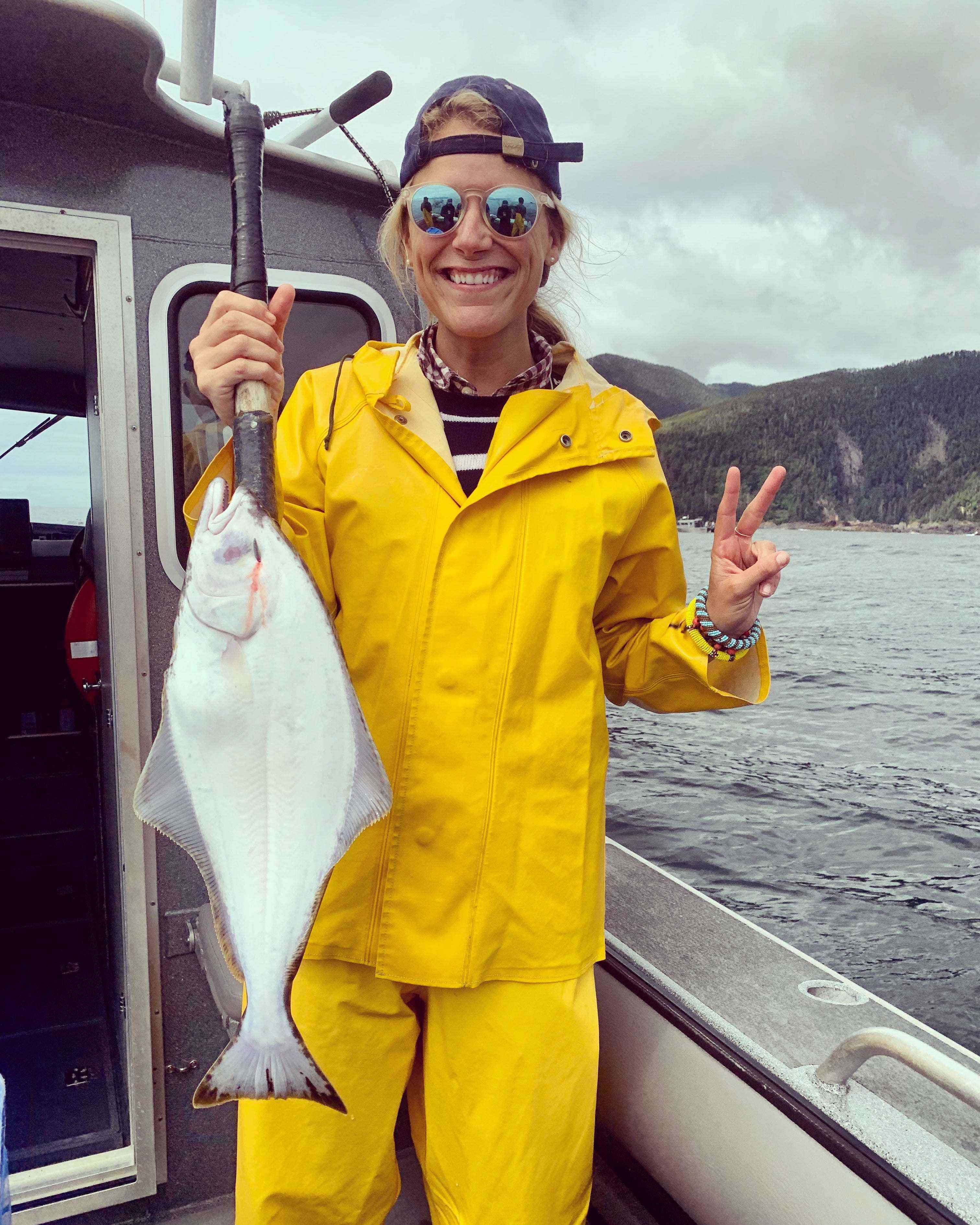 Katherine Parker-Magyar hält Fisch in Alaska