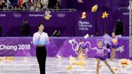 Fans werfen Geschenke für Yuzuru Hanyu nach seiner Kür während des Kurzprogramms der Männer in der Gangneung Ice Arena auf das Eis.