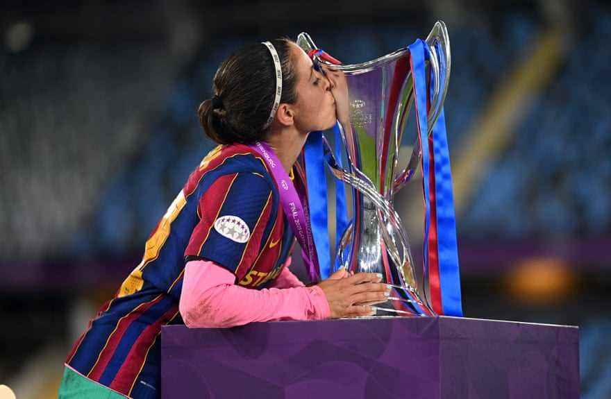Aitana Bonmatí küsst den Champions-League-Pokal der Frauen nach Barcelonas Sieg über Chelsea im Finale 2021.