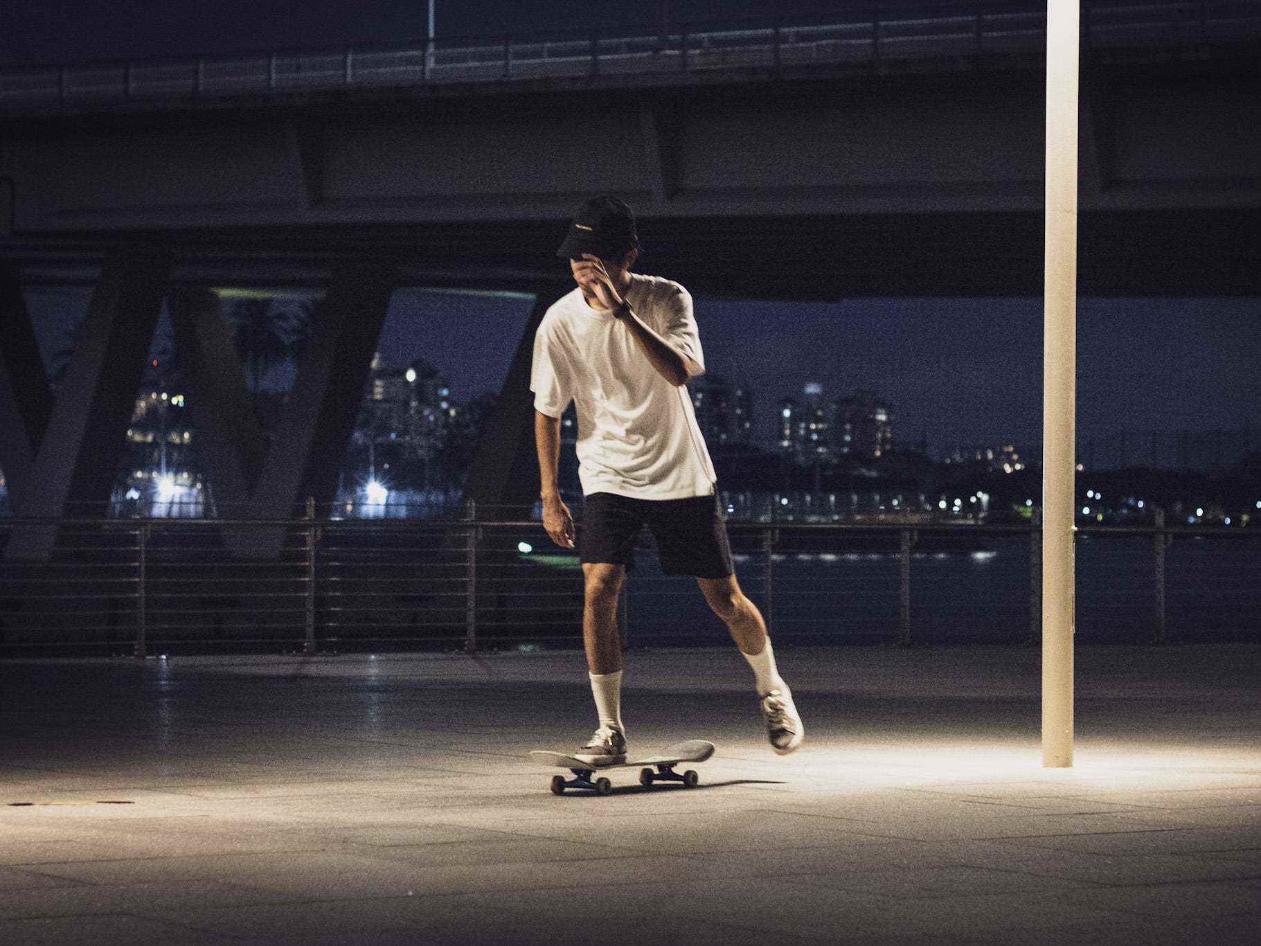 Ein Skateboarder in Marina Bay.