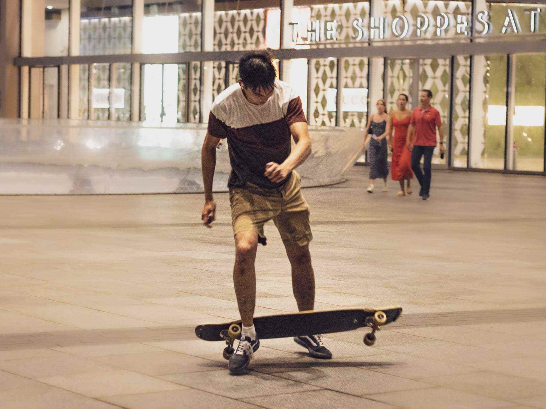 Ein Skateboarder von Chill Vibes Only SG.
