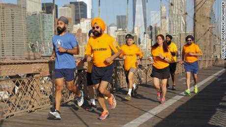 Singh (hier in Blau abgebildet) läuft mit Sikhs im City Running Club auf der Brooklyn Bridge.