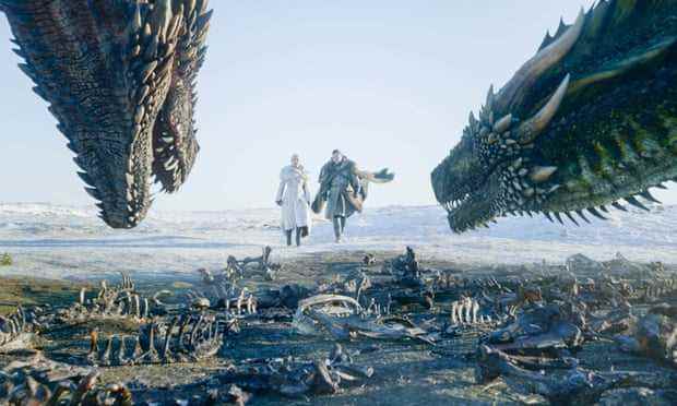 Dieses von HBO veröffentlichte Bild zeigt Emilia Clarke (links) und Kit Harington in einer Szene aus der letzten Folge von „Game of Thrones“.  Am Dienstag, den 16. Juli 2019, wurde das Programm für einen Emmy Award für herausragende Dramaserien nominiert.  (HBO über AP)
