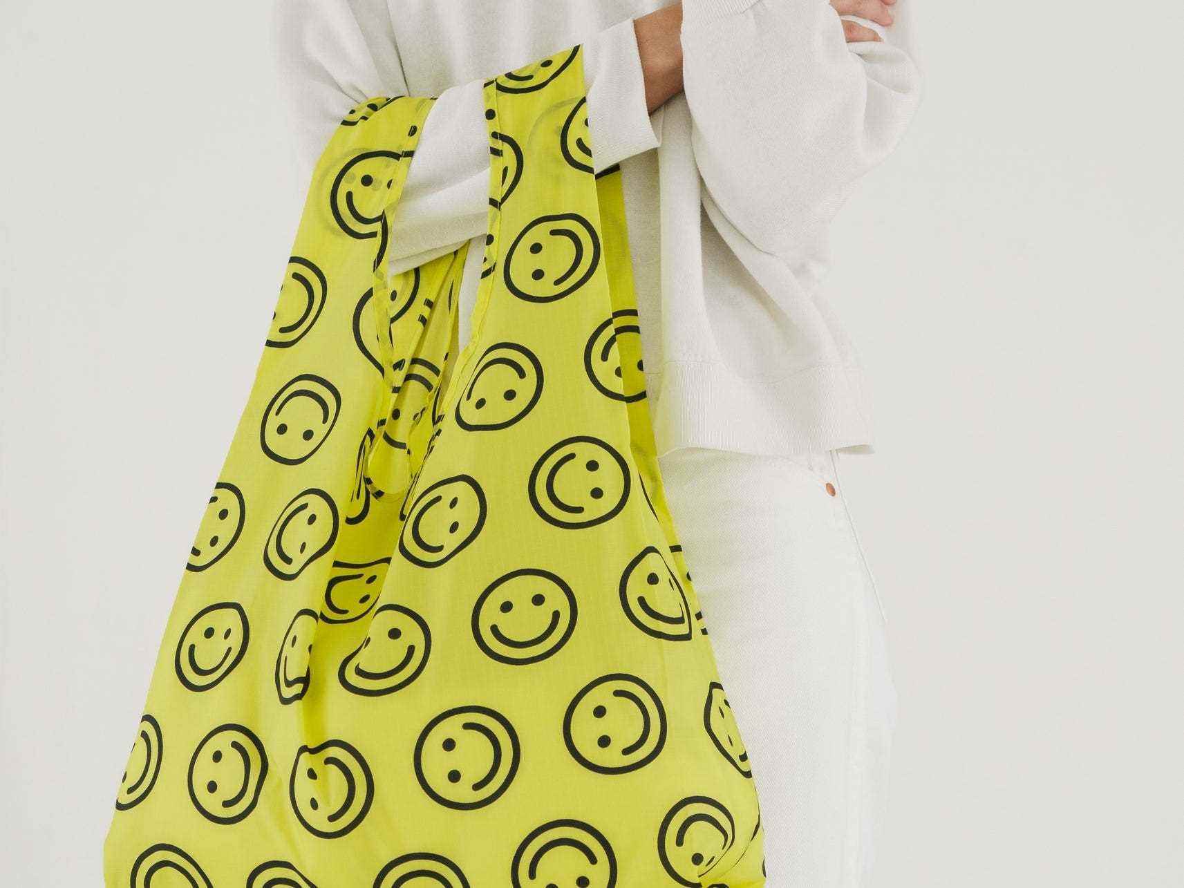 Eine gelbe Einkaufstasche mit Smileys.