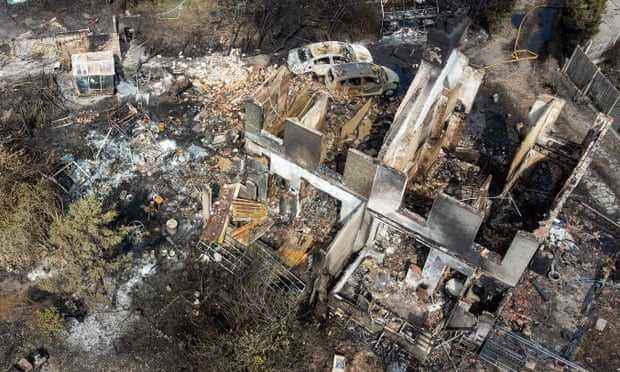 Trümmer und Zerstörung in Wennington, London, nach einem großen Brand, als Großbritannien eine rekordverdächtige Hitzewelle erlebte.