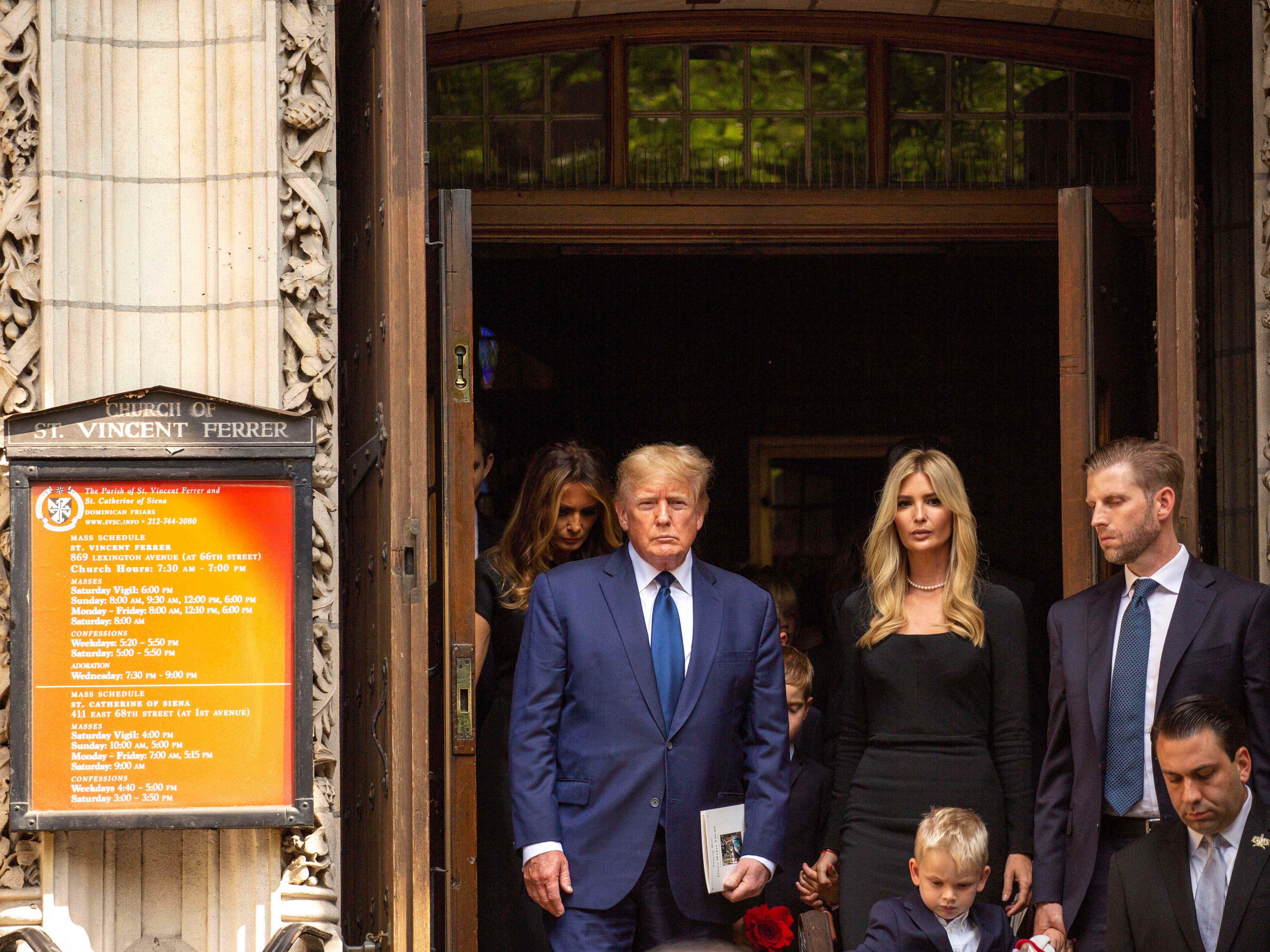 Donald Trump neben Ivanka Trump vor einer Kirche.
