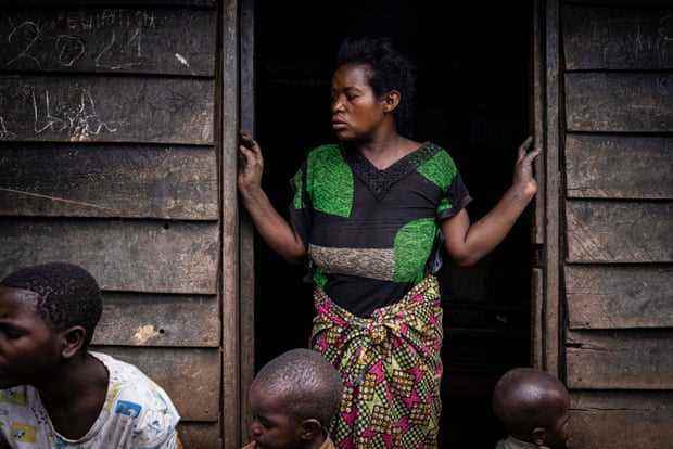Nzigire Ntavuna steht in ihrem Haus im Dorf Chibuga.