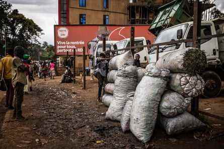 Bündel Kohle werden in Bukavu gestapelt.
