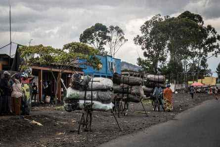 Am Stadtrand von Goma in Nord-Kivu wird Holzkohle auf der Rückseite von Laufrädern gestapelt.