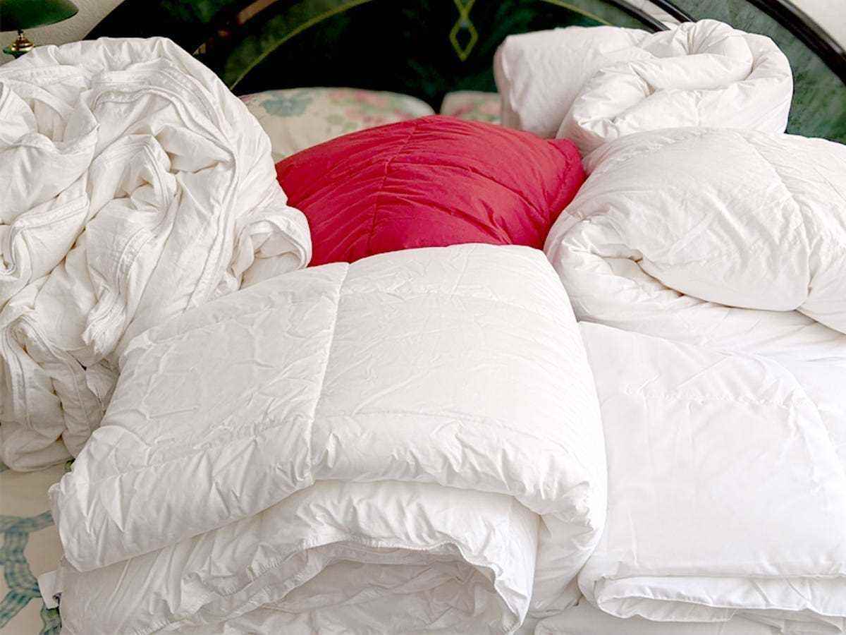 Eine Vielzahl von mehrfach gefalteten Bettdecken – beste Bettdecke