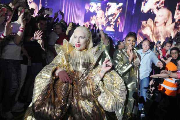 Im Gedränge … Lady Gaga geht zu ihrer zweiten Bühne.