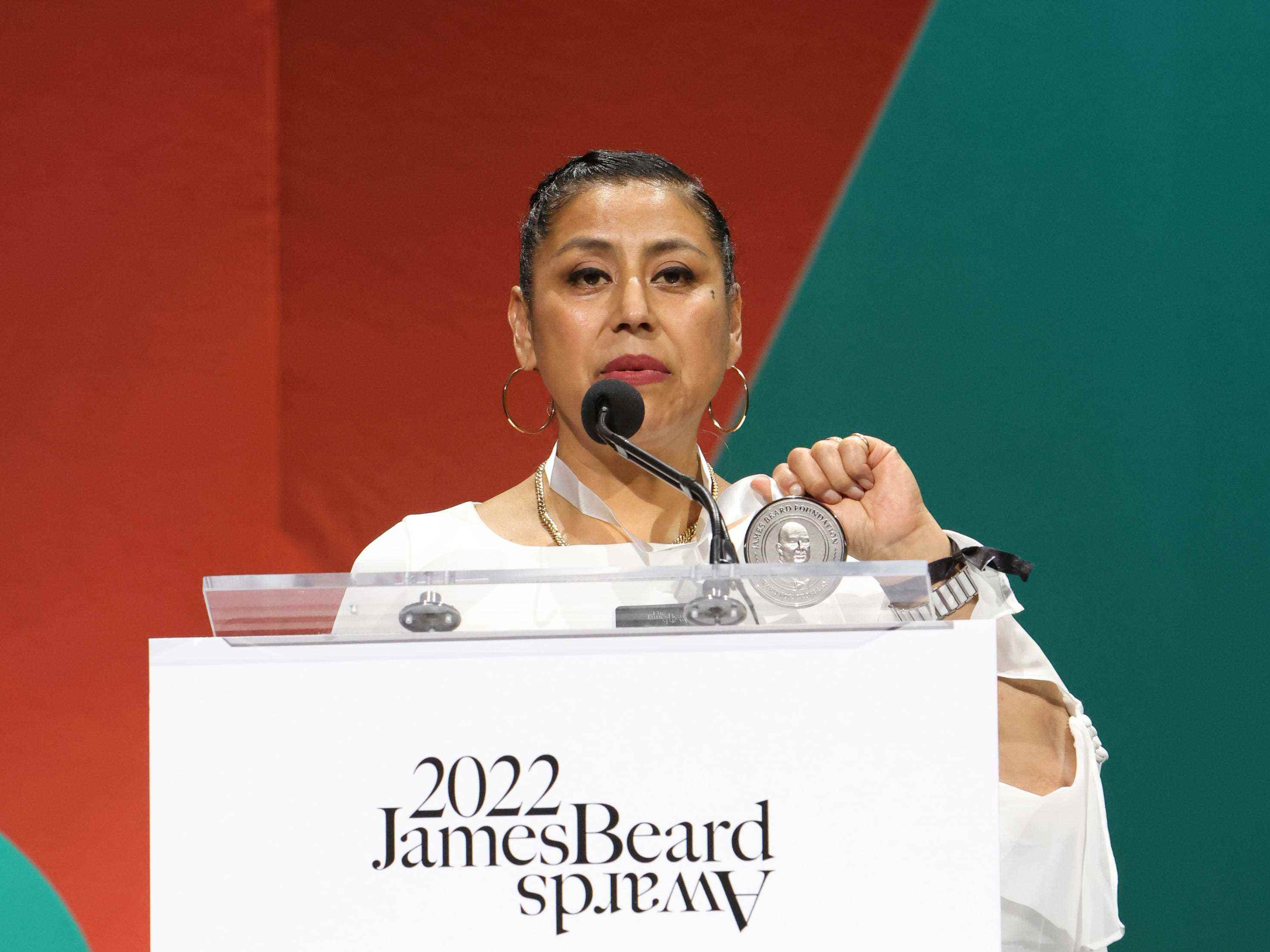 Cristina Martinez spricht bei den James Beard Restaurant and Chef Awards 2022 auf der Bühne hinter einem Podium.