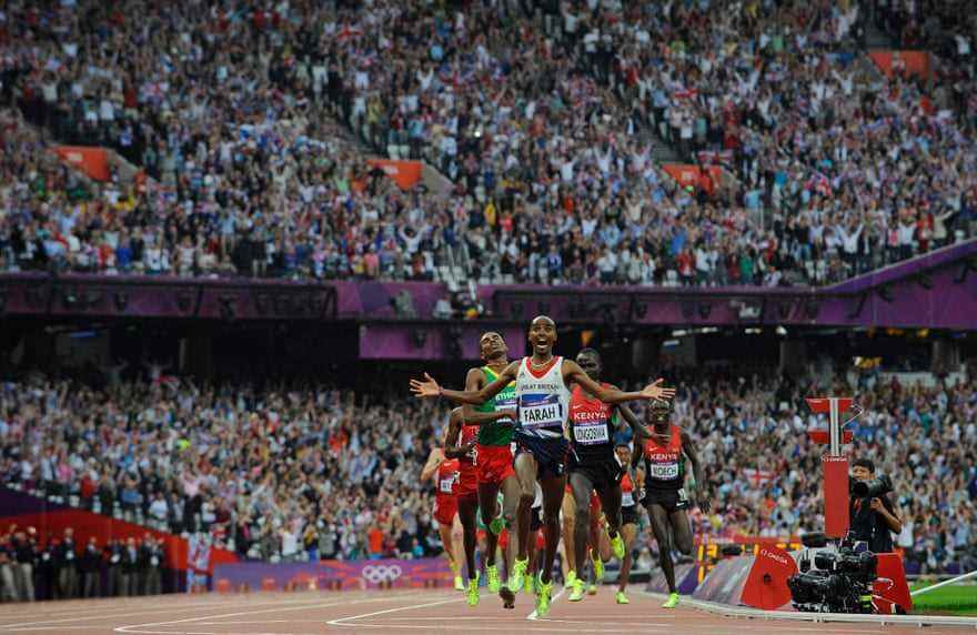 Das Stadion bricht zusammen, als Mo Farah die Ziellinie überquert und den 5.000-Meter-Lauf der Männer in London 2012 gewinnt.