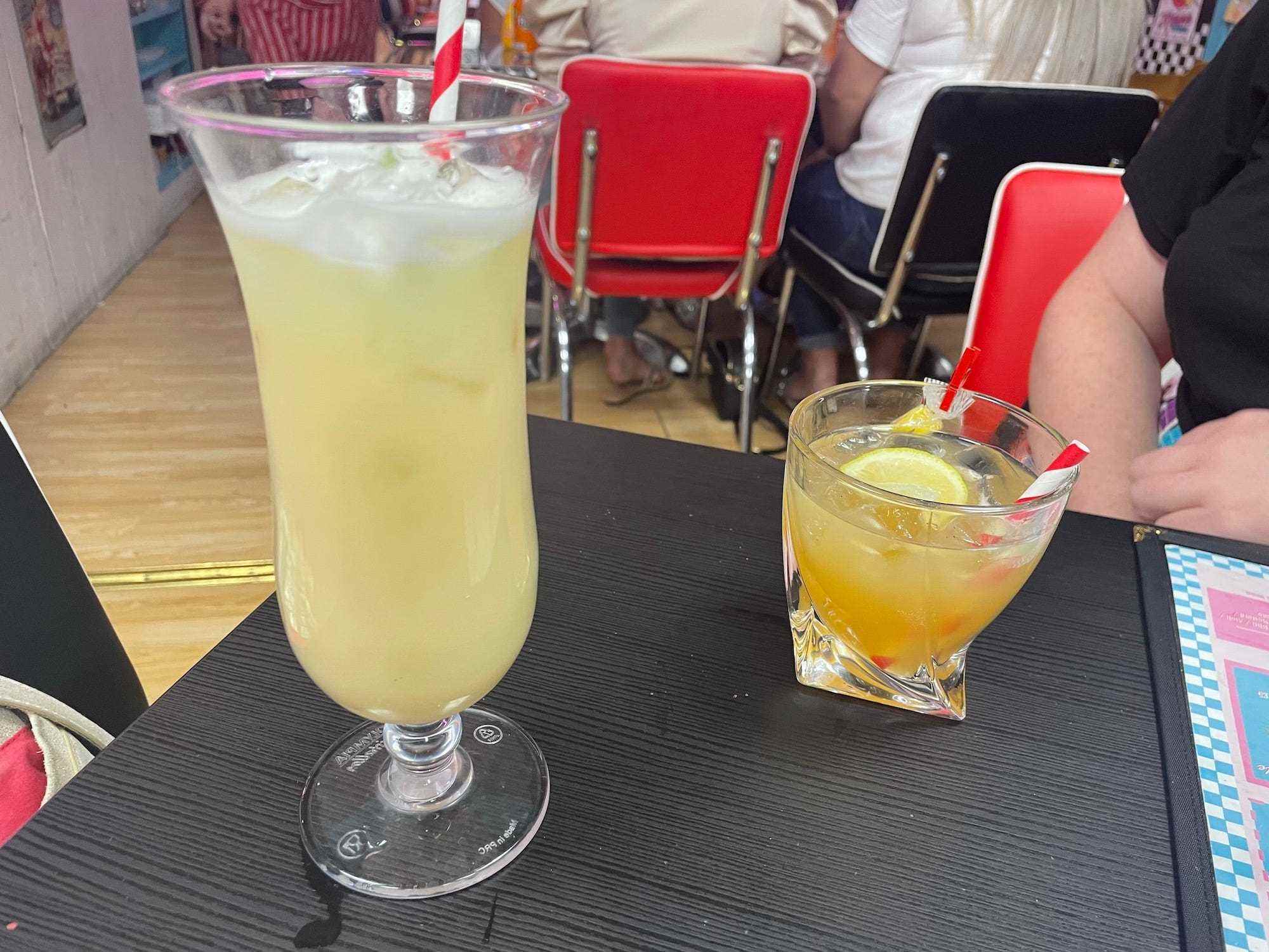 Zwei Cocktails bei Karen's Diner