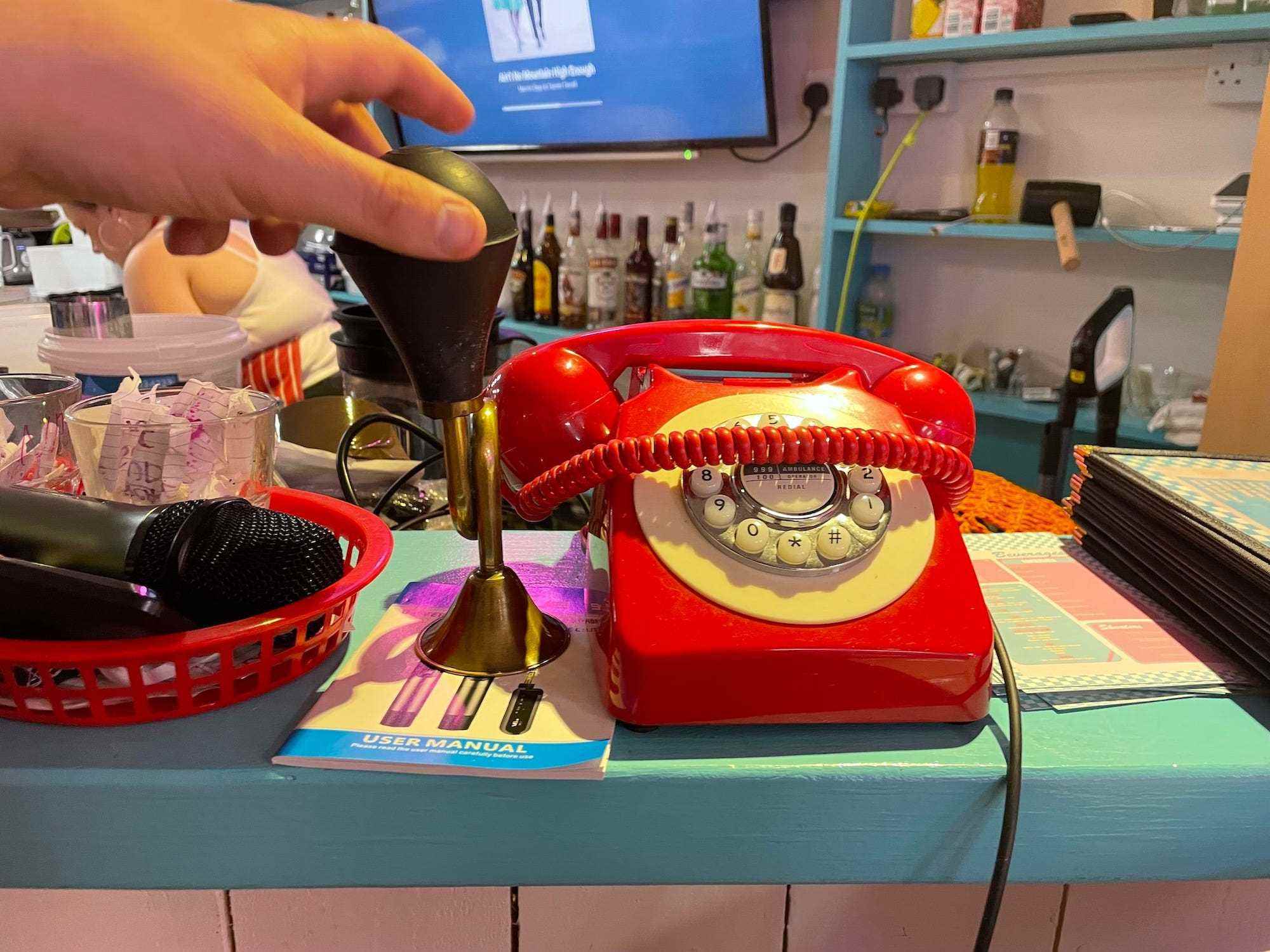 Ein Comedy-Horn neben einem Telefon bei Karen's Diner