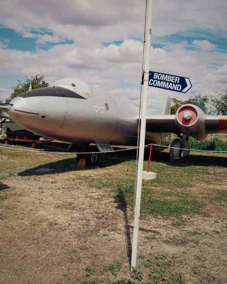 Ein Oldtimer-Flugzeug mit einem Schild zum Bomberkommando