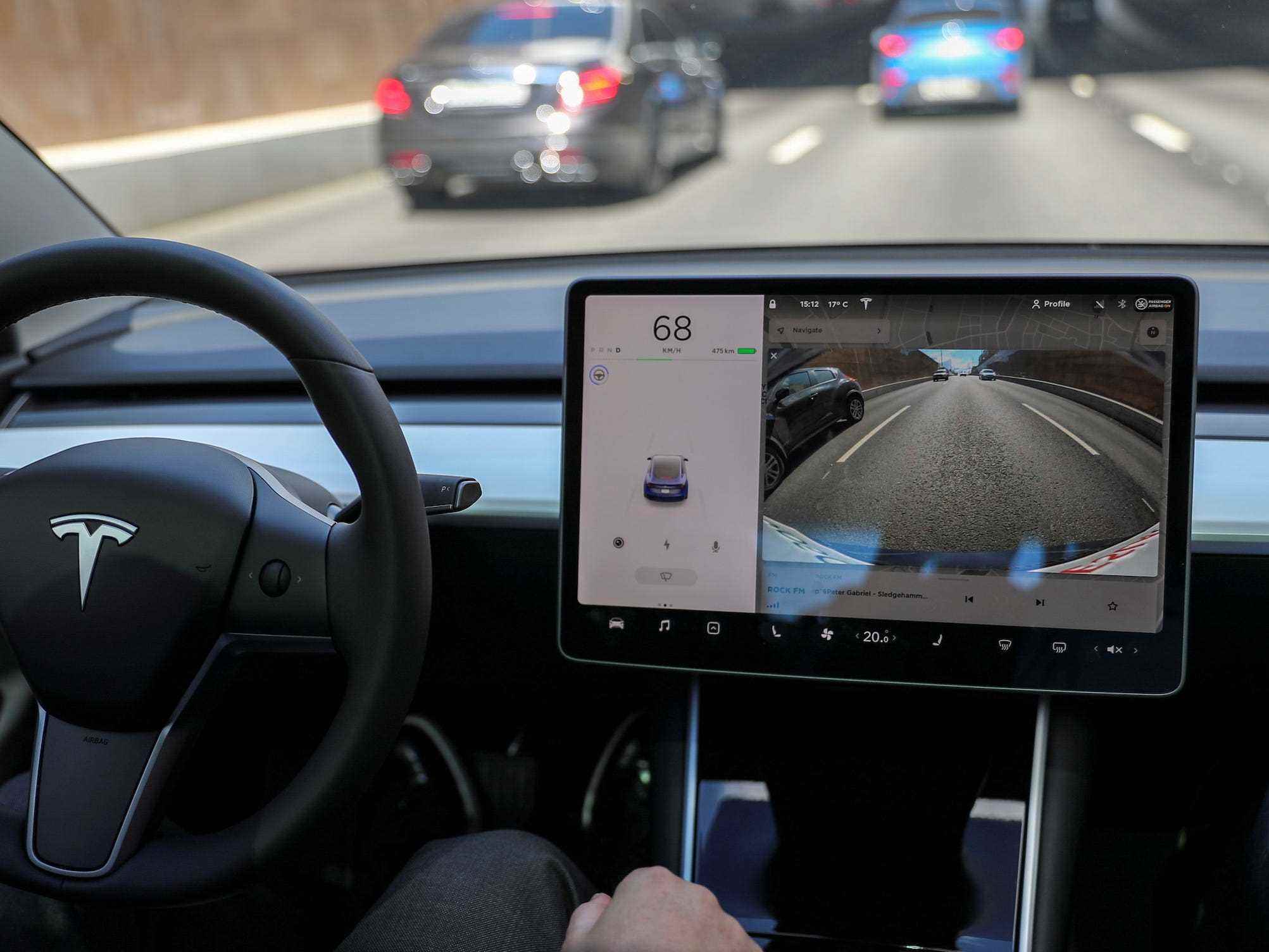 Das Innere eines Tesla, der die Autobahn hinunterfährt