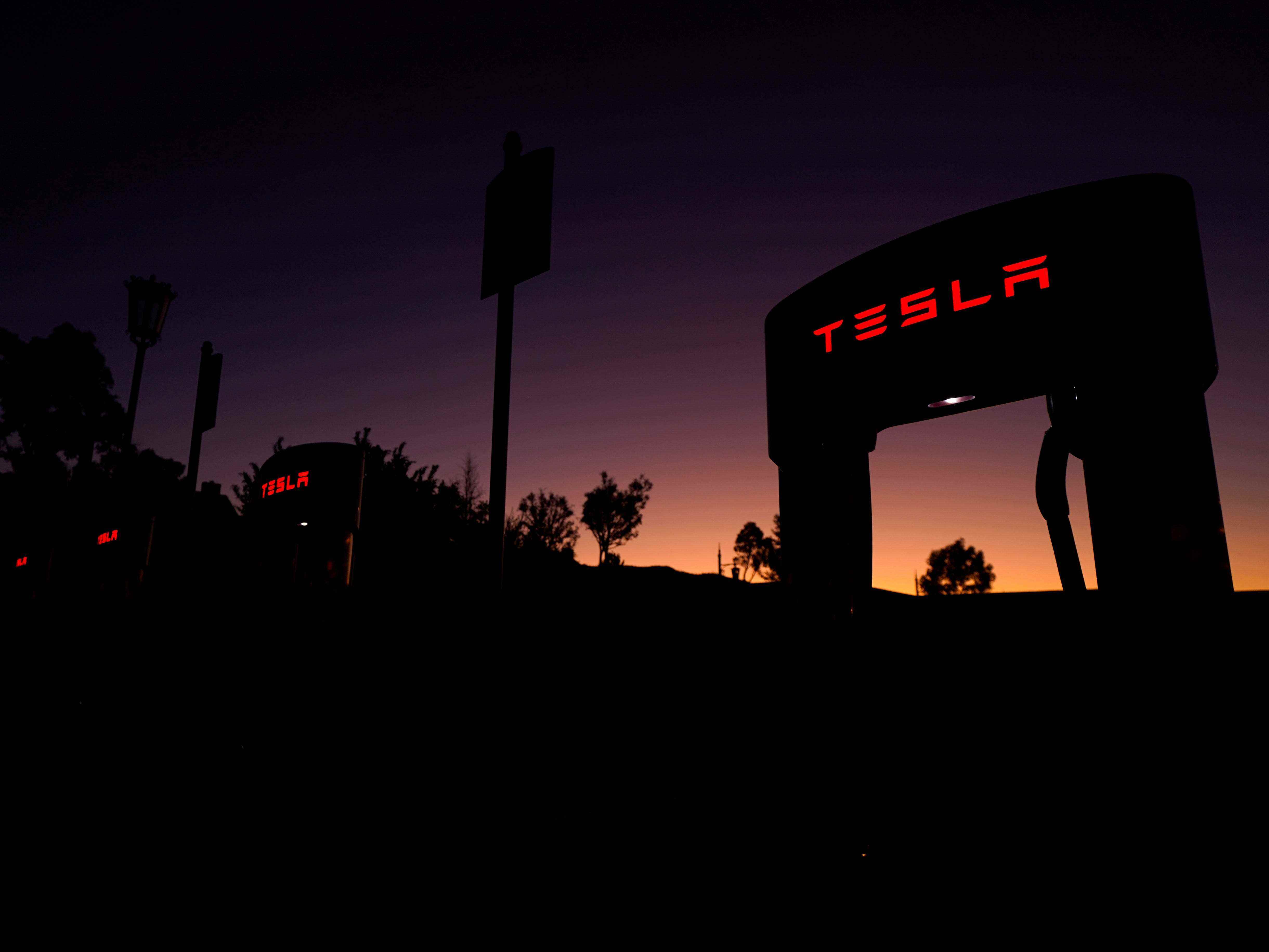 DATEIFOTO: Tesla-Supercharger werden an einer Ladestation in Santa Clarita, Kalifornien, USA, am 2. Oktober 2019 gezeigt. REUTERS/Mike Blake