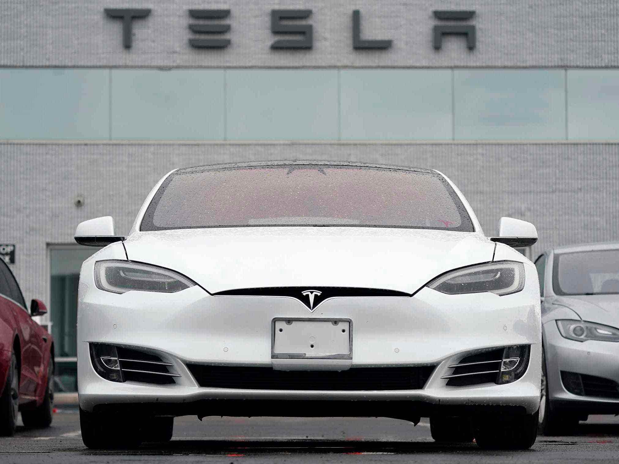Ein weißes Tesla Model S ist in einem Tesla-Werk in Littleton, Colorado, abgebildet.