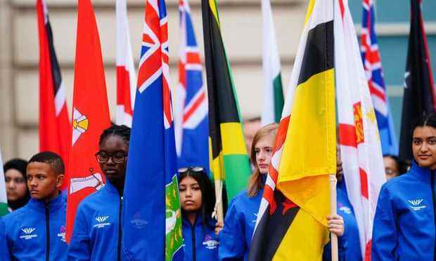 Junge Menschen tragen die Flaggen der Commonwealth-Länder beim Start der Stabstaffel für Birmingham 2022 im Buckingham Palace im vergangenen Oktober