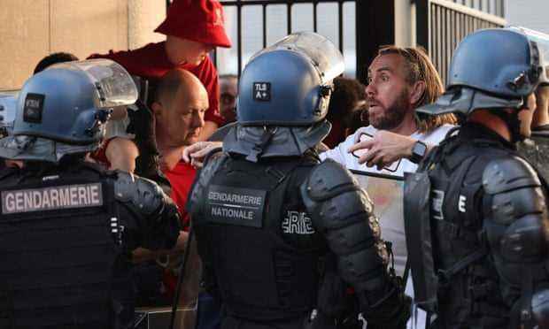 Die Polizei konfrontiert Fans vor dem Champions-League-Finale zwischen Liverpool und Real Madrid im Stade de France im Mai
