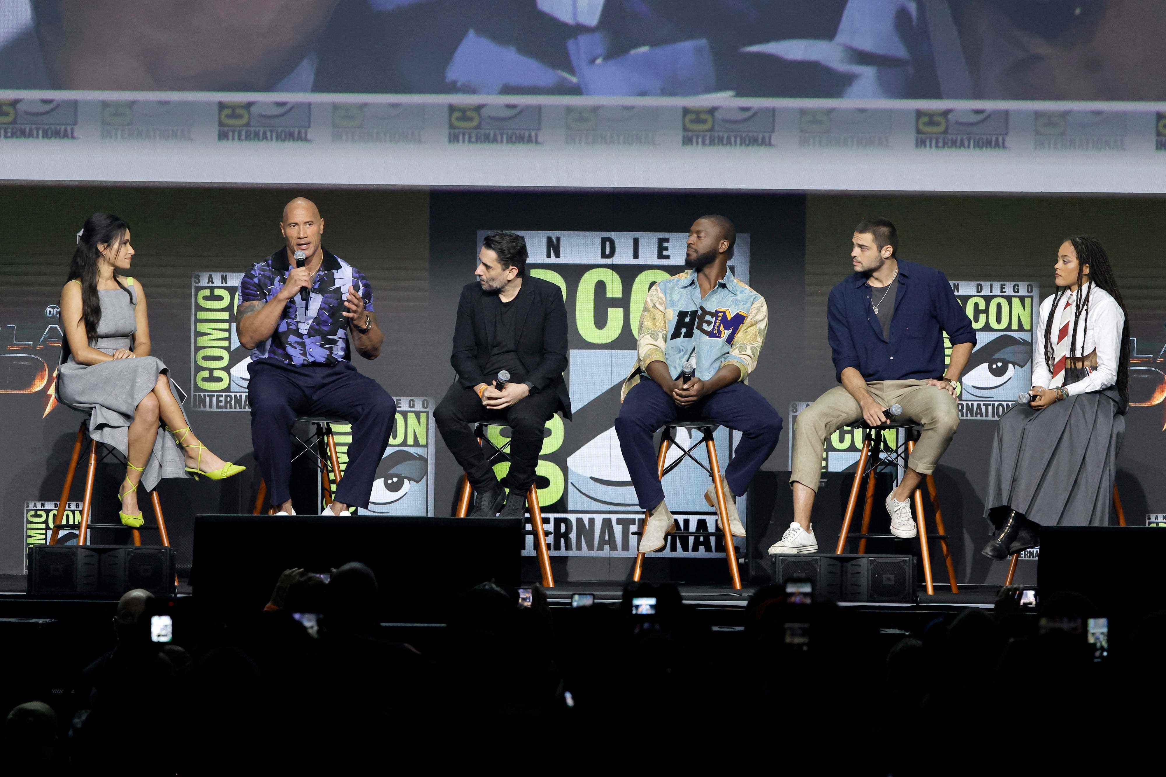 Von links nach rechts: Tiffany Smith, Dwayne Johnson, Jaume Collet-Serra, Aldis Hodge, Noah Centineo und Quintessa Swindell auf der Bühne des Warner Bros.-Panels, das auf der San Diego Comic-Con für „Black Adam“ wirbt.
