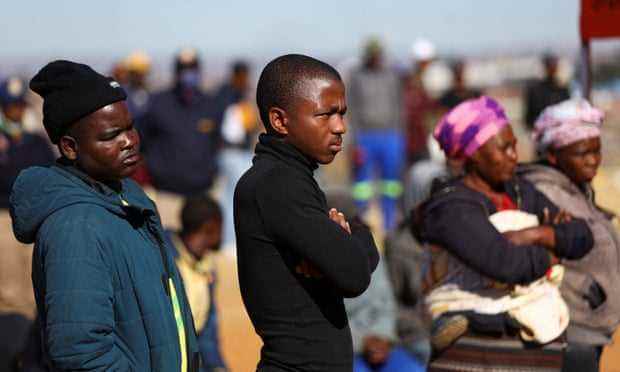 Einheimische versammeln sich in Nomzamo in der Nähe von Soweto, um dem Polizeiminister Bheki Cele zuzuhören, nachdem 15 Menschen von bewaffneten Männern in einer Bar getötet wurden.