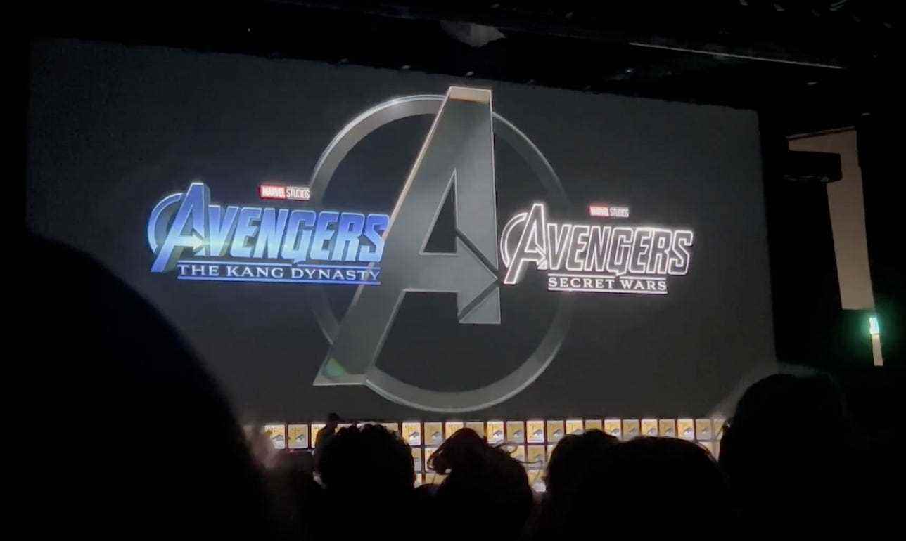 Die Logos für die nächsten beiden „Avengers“-Filme wurden auf der San Diego Comic-Con auf der Leinwand gezeigt.