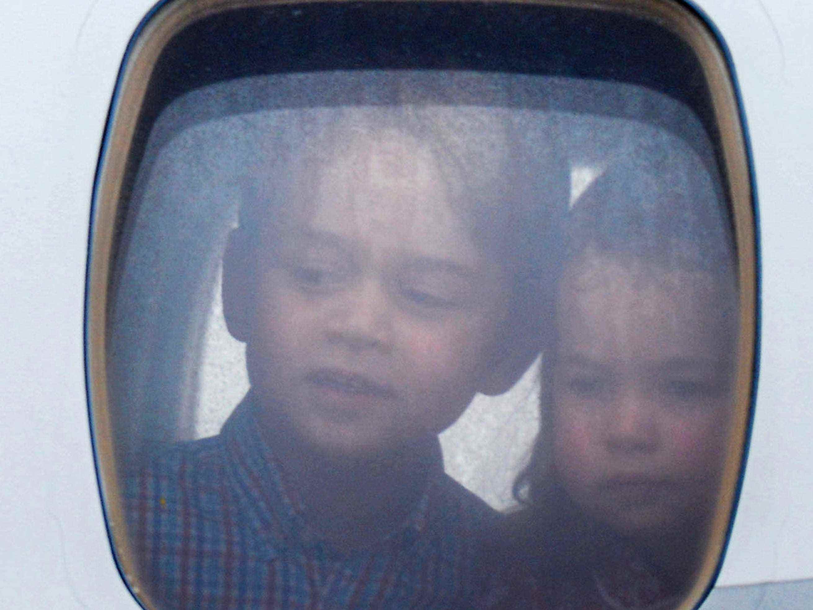 Prinzessin Charlotte von Cambridge und Prinz George von Cambridge schauen aus dem Fenster des Flugzeugs, als sie am Flughafen Warschau ankommen.