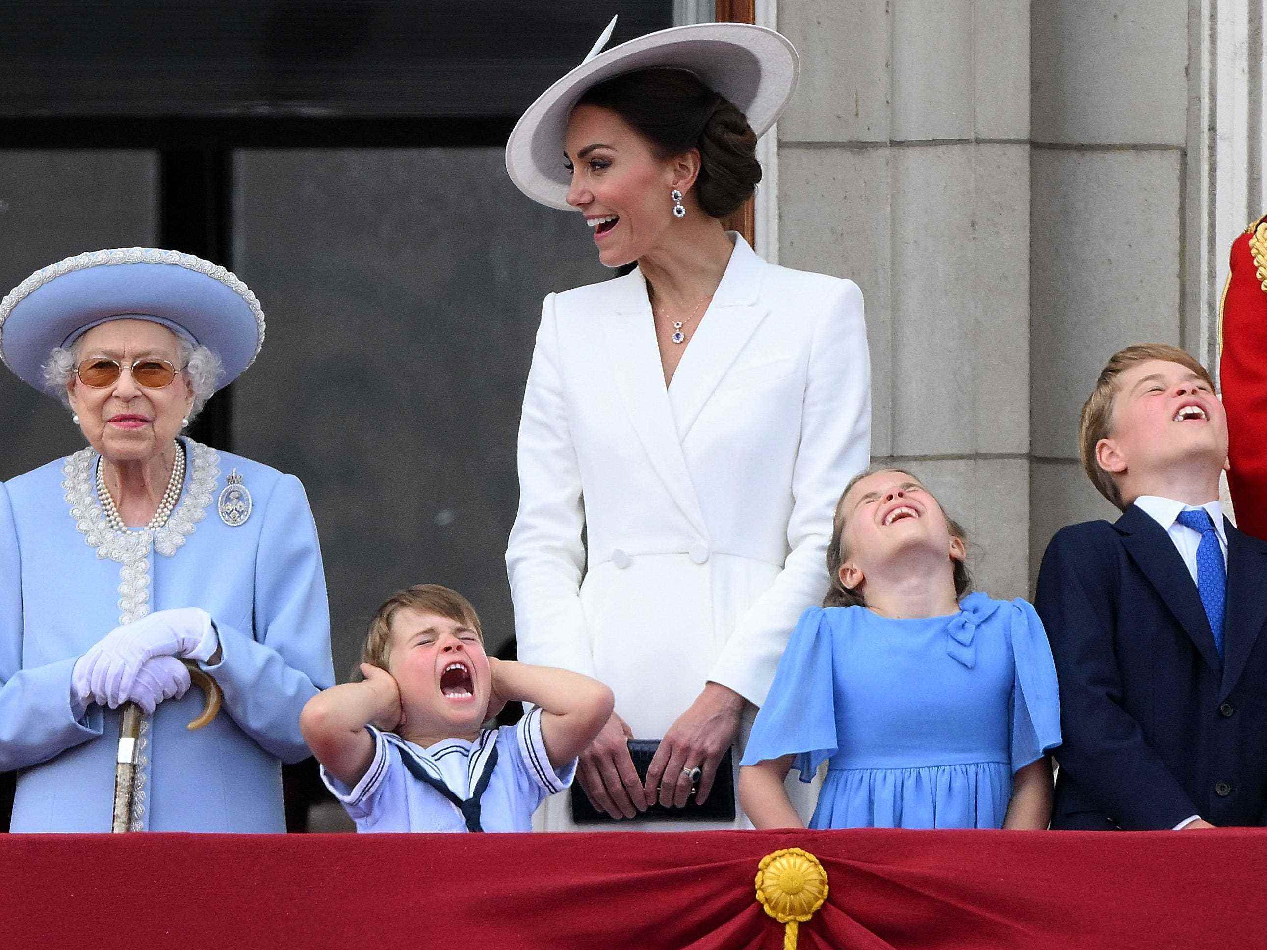 Prinz George, Prinzessin Charlotte, Prinz Louis, Kate Middleton und die Queen im Juni.
