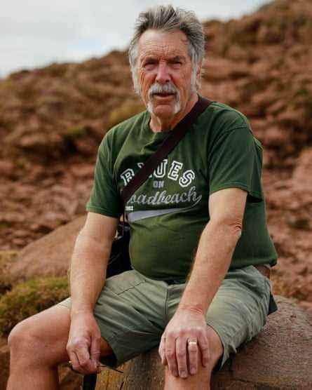 Dave McEwan, 71, Edinburgh, Westaustralien, sitzt für ein Porträt nahe der Spitze von Arthurs Seat, einem erloschenen Vulkan in der Nähe des Stadtzentrums von Edinburgh
