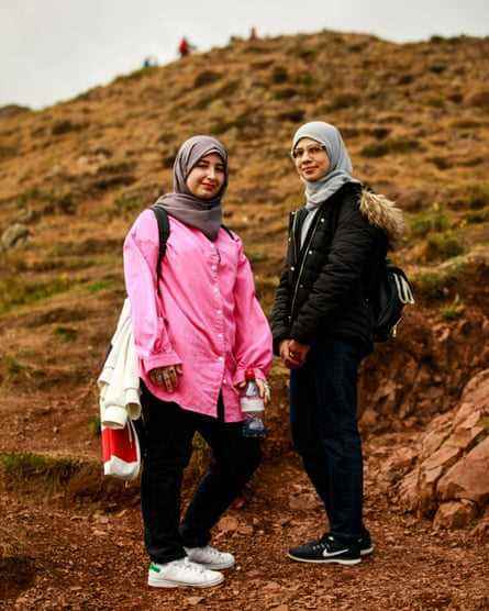 Haya maki, 23, und Zahra datoo, 22, Studenten aus London, kletterten wegen der Aussicht auf Arthurs Sitz.  Für Haya war dies ihre erste Wanderung überhaupt, und sie fand den Hügel etwas schwierig, aber es lohnt sich auf jeden Fall, aber nur mit vielen Pausen zahramdatoo@gmail.com 07835735588