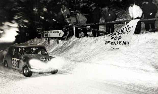 Paddy Hopkirk und Henry Liddon kurz vor dem Ende der Rallye Monte Carlo 1966 bei Schnee.  Sie wurden Dritter, wurden aber wegen der Art der verwendeten Scheinwerferbirnen aus technischen Gründen disqualifiziert.