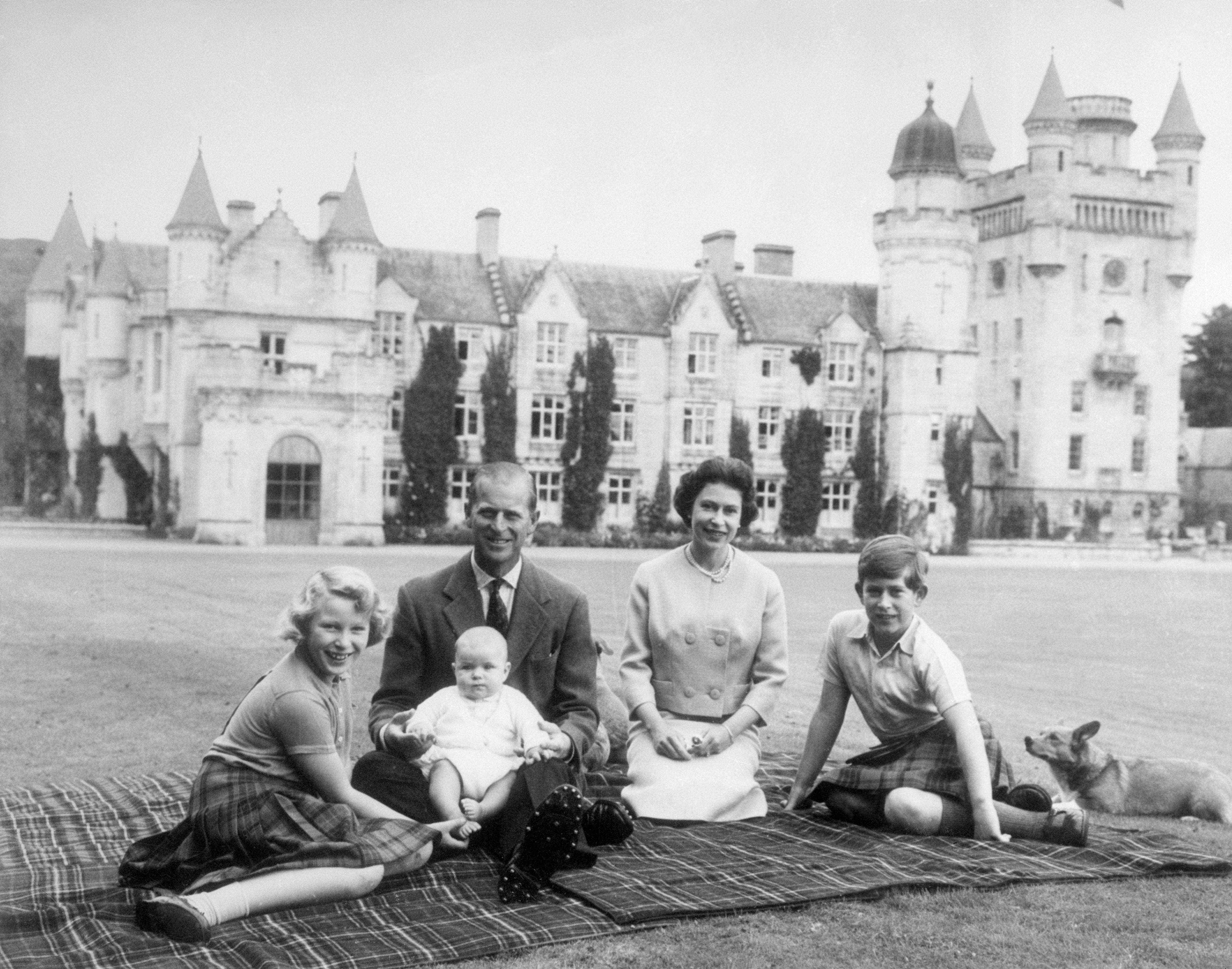 Die königliche Familie picknickt auf Balmoral Castle in Schottland
